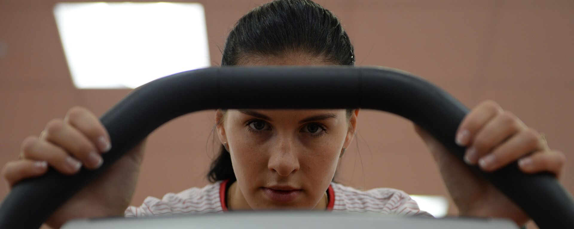 Девушка на беговой дорожке - Sputnik Беларусь, 1920, 27.08.2025