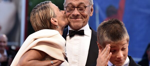 Андрей Кончаловский и Юлия Высоцкая перед церемонией награждения Андрей Кончаловский и Юлия Высоцкая перед церемонией награждения - Sputnik Беларусь