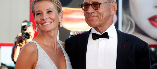 Режиссер Андрей Кончаловский позирует с актрисой Юлией Высоцкой на красной дорожке перед премьерой фильма Рай Режиссер Андрей Кончаловский позирует с актрисой Юлией Высоцкой на красной дорожке перед премьерой фильма Рай - Sputnik Беларусь