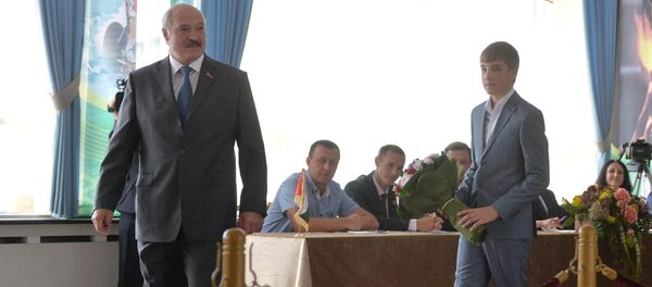 Президент Беларуси Александр Лукашенко и его младший сын Николай на избирательном участке - Sputnik Беларусь