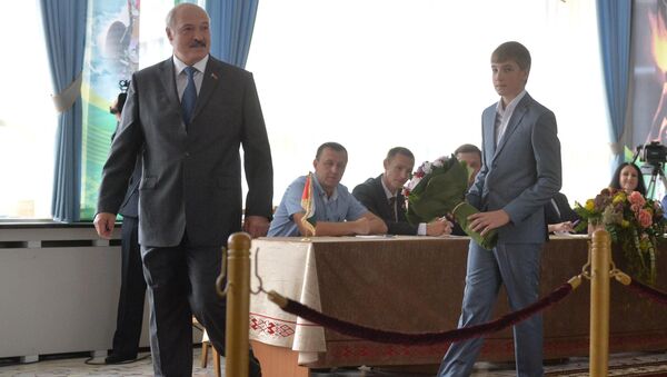 Президент Беларуси Александр Лукашенко и его младший сын Николай на избирательном участке - Sputnik Беларусь