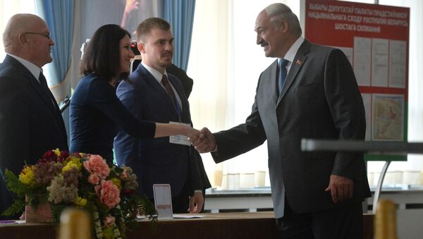Александр Лукашенко поприветствовал членов избирательной комиссии на своем участке - Sputnik Беларусь