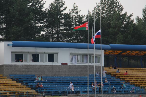 На стадионе в Ратомке, где проходят соревнования, приспущены государственные флаги Беларуси и РФ - Sputnik Беларусь