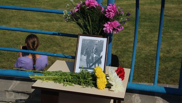 Цветы у траурной фотографии российского спортсмена Никиты Сотскова - Sputnik Беларусь