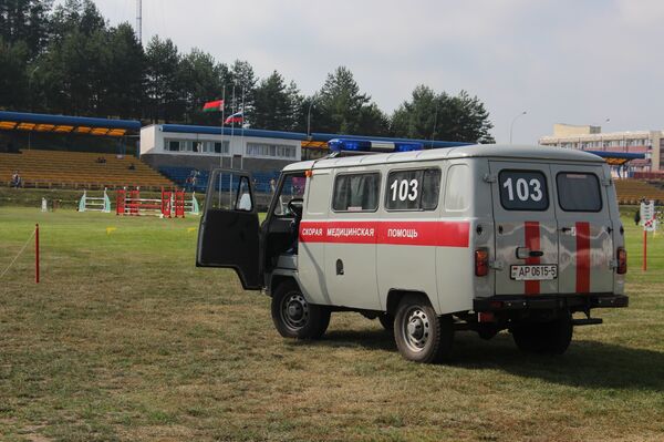 Машина скорой помощи на стадионе в Ратомке - Sputnik Беларусь