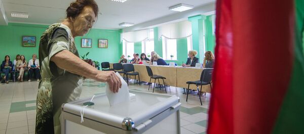 Белорусы голосуют на избирательном участке - Sputnik Беларусь