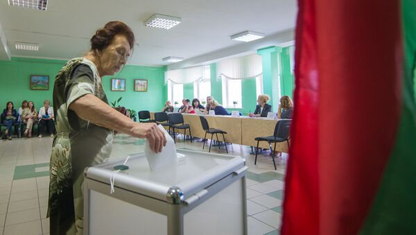 Белорусы голосуют на избирательном участке - Sputnik Беларусь