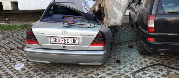 Фрагмент трубы, упавший на автомобиль в Скопье - Sputnik Беларусь