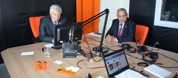 Наблюдатели от МПА СНГ Владимир Божко и Хелель Бакенов - Sputnik Беларусь