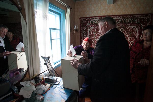 Выездное голосование в деревнях Сморгонского района Гродненской области - Sputnik Беларусь