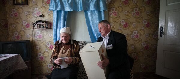 Выездное голосование в деревнях Сморгонского района Гродненской области Выездное голосование в деревнях Сморгонского района Гродненской области - Sputnik Беларусь