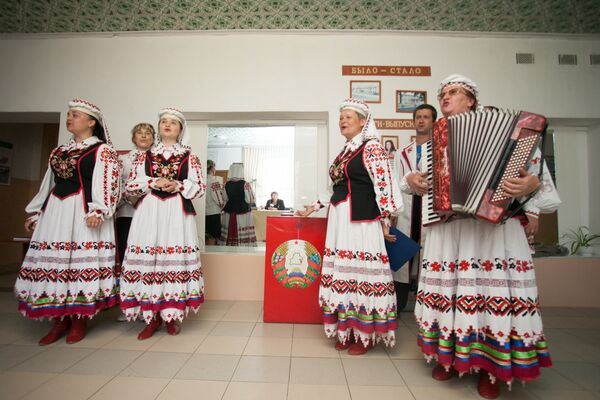 На избирательном участке в деревне Сыроватки выступает ансамбль Вечарынка из агрогородка Жодишки - Sputnik Беларусь