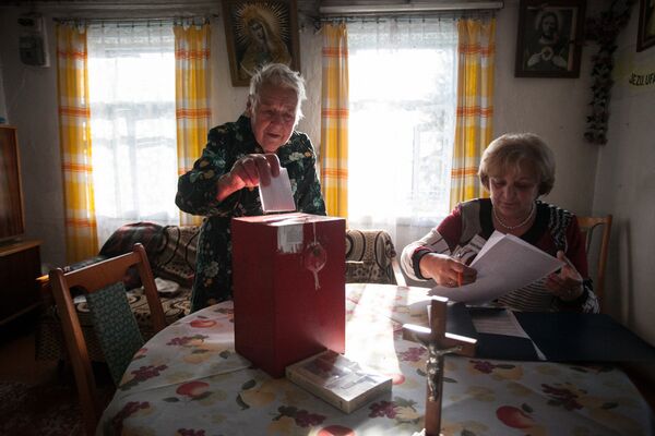 Выездное голосование в деревнях Сморгонского района Гродненской области - Sputnik Беларусь