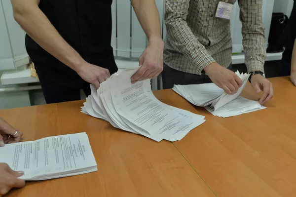 Подсчет голосов на избирательном участке Подсчет голосов на избирательном участке - Sputnik Беларусь