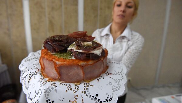 В торте три слоя сыровяленой колбасы и столько же сала - Sputnik Беларусь