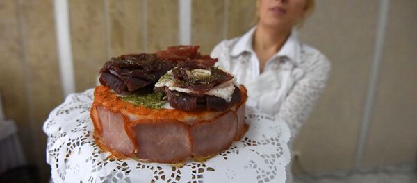 В торте три слоя сыровяленой колбасы и столько же сала - Sputnik Беларусь