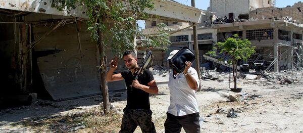 Бойцы сирийской армии на территории освобожденного района Рамусе на юге Алеппо Бойцы сирийской армии на территории освобожденного района Рамусе на юге Алеппо - Sputnik Беларусь