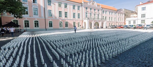 10 000 бутылок с эстонским молоком перед зданием Рийгикогу - Sputnik Беларусь