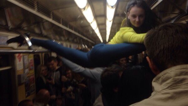 Девушка садится на шпагат в метро - Sputnik Беларусь