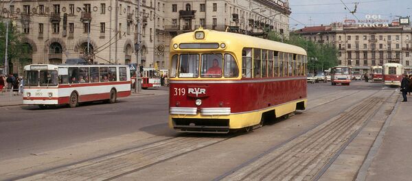 Трамвай РВЗ-6 и троллейбус ЗиУ-9 на Привокзальной площади в Минске. 1987 год. - Sputnik Беларусь