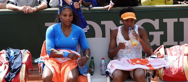 Американские теннисистки Серена (слева) и Винус Уильямс Американские теннисистки Серена (слева) и Винус Уильямс - Sputnik Беларусь