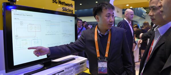 Техник объясняет посетителям работу сети 5G на стенде SK Telecom, на Всемирном конгрессе мобильной связи в Барселоне 22 февраля - Sputnik Беларусь