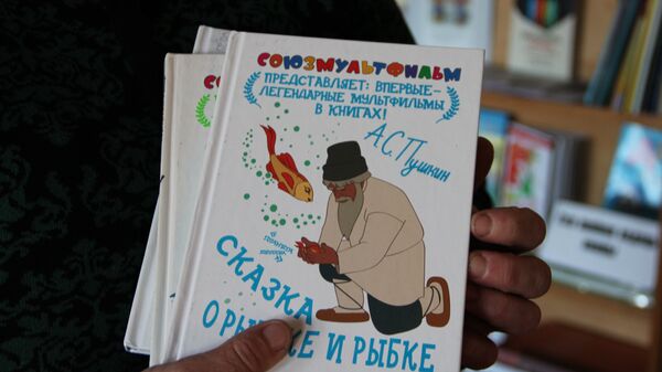 Дети с удовольствием берут читать в сельской библиотеке книги по мультфильмам - Sputnik Беларусь