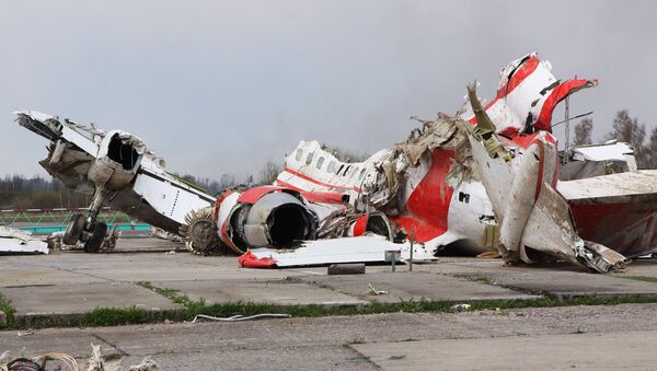Обломки польского правительственного самолета Ту-154 на охраняемой площадке аэродрома в Смоленске - Sputnik Беларусь