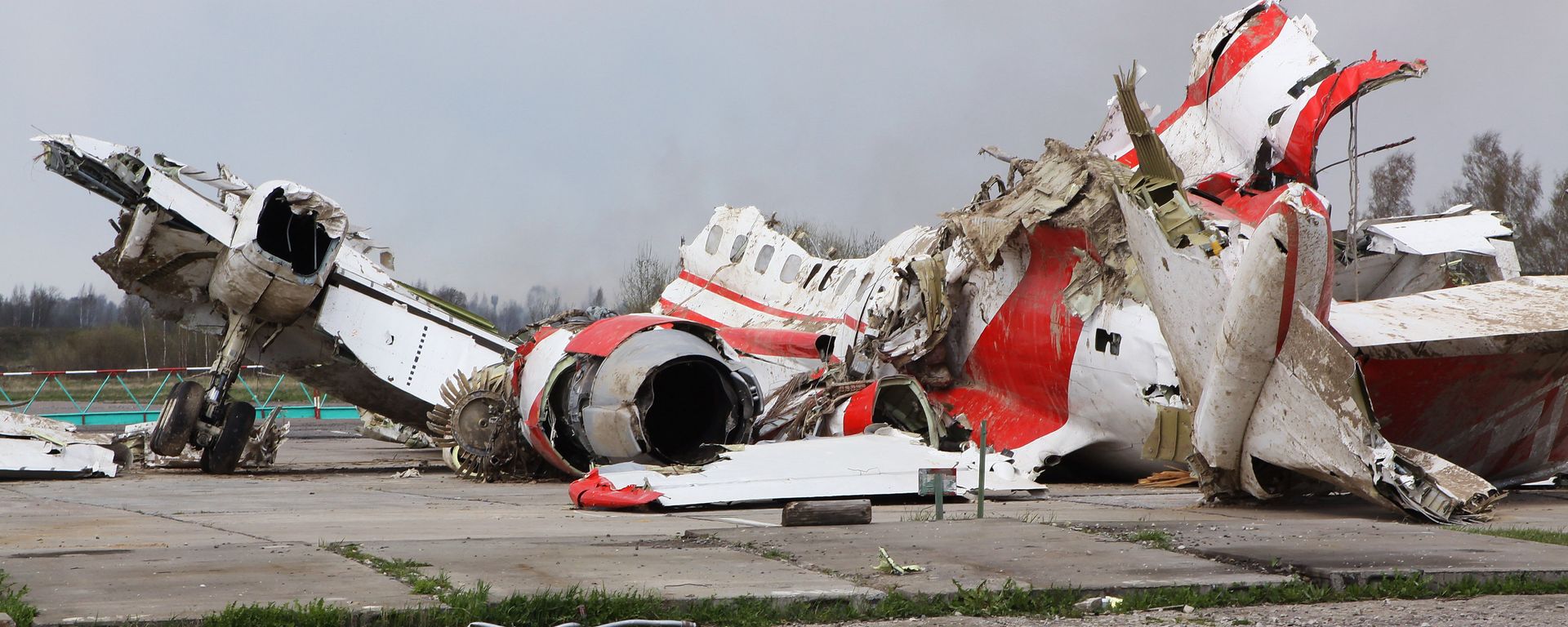Обломки польского правительственного самолета Ту-154 на охраняемой площадке аэродрома в Смоленске - Sputnik Беларусь, 1920, 10.08.2017