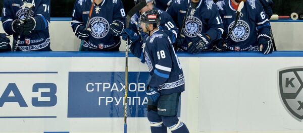 Хоккеисты минского Динамо празднуют забитую шайбу - Sputnik Беларусь