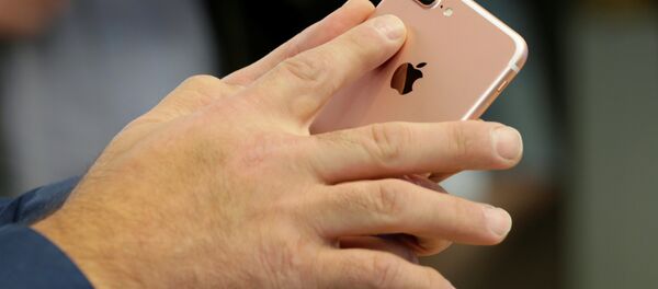 Покупатель нового iPhone 7 Покупатель нового iPhone 7 - Sputnik Беларусь