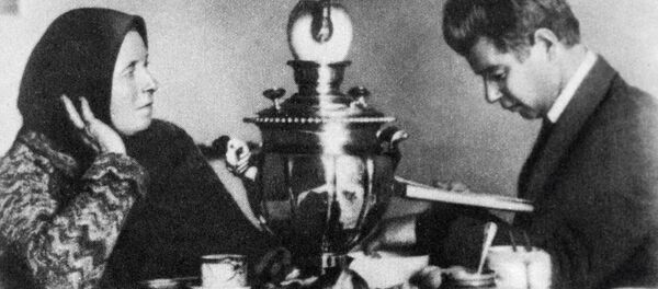 Русский поэт Сергей Есенин с матерью - Sputnik Беларусь