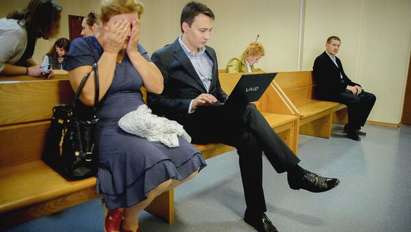 Адвокат Александр Галиев и мать Птичкина в суде - Sputnik Беларусь