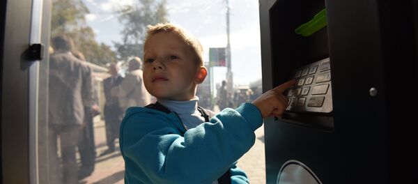 Школьник на остановке, архивное фото Школьник на остановке, архивное фото - Sputnik Беларусь