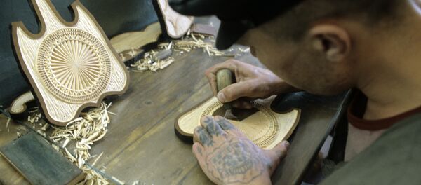 Осужденный занимается резьбой по дереву Осужденный занимается резьбой по дереву - Sputnik Беларусь