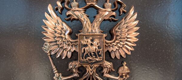 Герб РФ на здании посольства РФ - Sputnik Беларусь