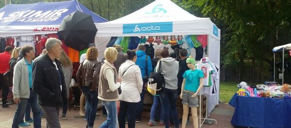 Очередь в палатку, где продают одежду из коллекции Дадьи Домрачевой - Sputnik Беларусь