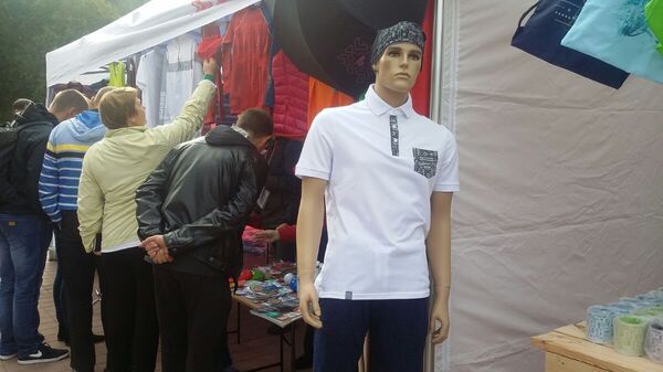 Приобрести одежду авторства Домрачевой можно лишь за наличные деньги, что сразу вызвало небольшое недовольство у потенциальных покупателей - Sputnik Беларусь