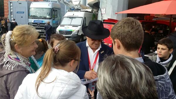 Болельщики выстроились в очередь за автографом от легенды мирового биатлона Александра Тихонова - Sputnik Беларусь