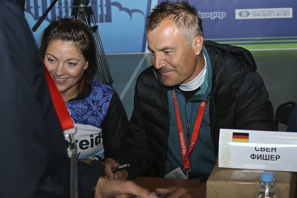 Свен Фишер на автограф-сессии участников Гонки легенд в Раубичах - Sputnik Беларусь
