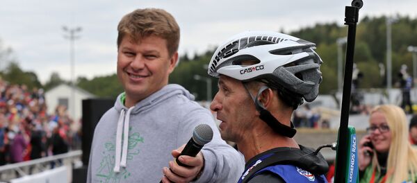 Спортивный комментатор Дмитрий Губерниев берет интервью у победителя Гонки легенд Сергея Тарасова - Sputnik Беларусь