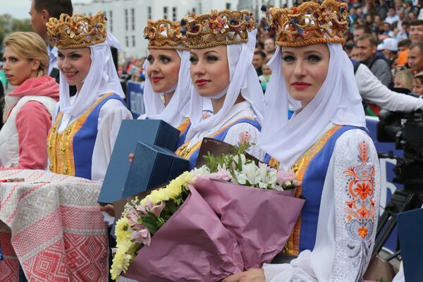 Белорусские красавицы с подарками и призами победителям Гонки легенд - Sputnik Беларусь