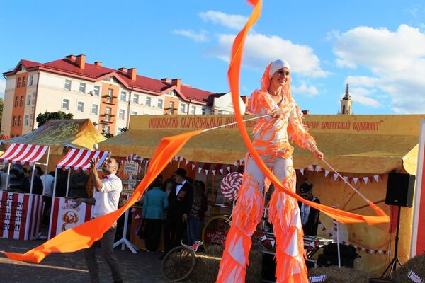 На фестивале сыра на Советской площади выступали акробаты - Sputnik Беларусь