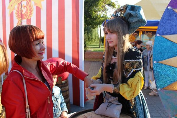 Сыроделы из Ошмян привезли на фестиваль гадалку - Sputnik Беларусь