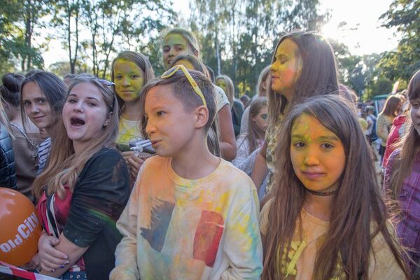 Подростки развлекались на фестивале красок «Колор фест», который прошел в парке Жилибера - Sputnik Беларусь