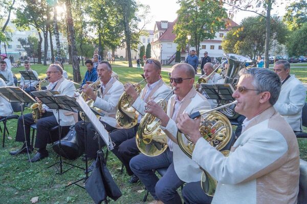 Мини-концерт у фонтана в парке Жилибера собрал любителей живой музыки - Sputnik Беларусь