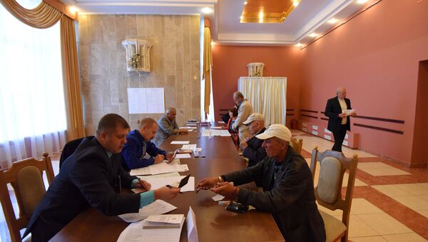 Рабочая обстановка на избирательном участке в Гомеле - Sputnik Беларусь