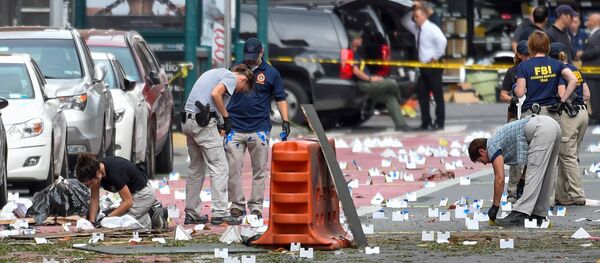 Представители ФБР собирают доказательства на месте взрыва в Нью-Йорке Представители ФБР собирают доказательства на месте взрыва в Нью-Йорке - Sputnik Беларусь