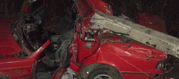 Столкнувшийся с опорой ЛЭП Mercedes - Sputnik Беларусь