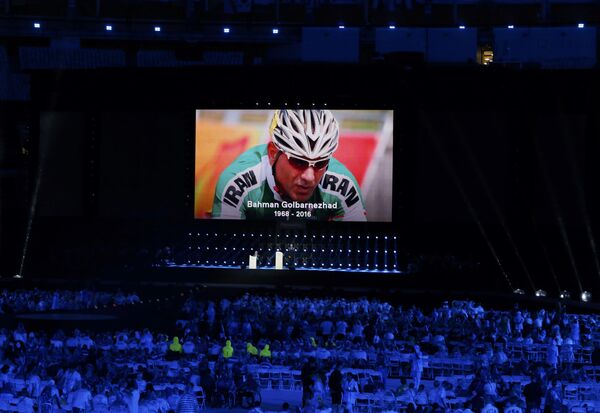 Участники церемонии почтили минутой молчания память иранского велогонщика Бахмана Голбарнежада - Sputnik Беларусь